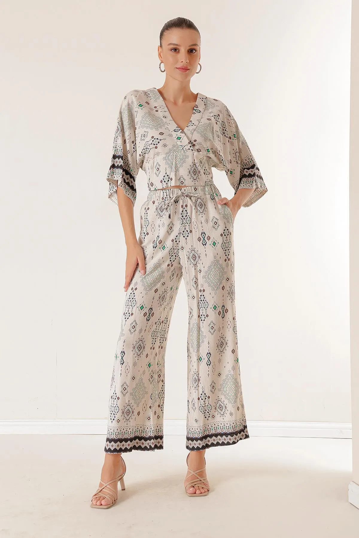 By Saygı  Vorne und hinten V-Ausschnitt, Fledermausärmel, Bluse, elastische Taille, Tasche, Palazzo-Hose, Kelim-Muster, 2-teiliges Set