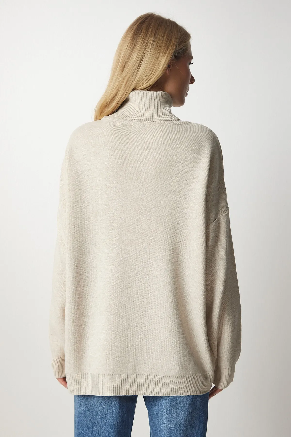 Happiness İstanbul  Beiges Rollkragen-Sweatshirt aus Strick in Übergröße für Damen BV00084