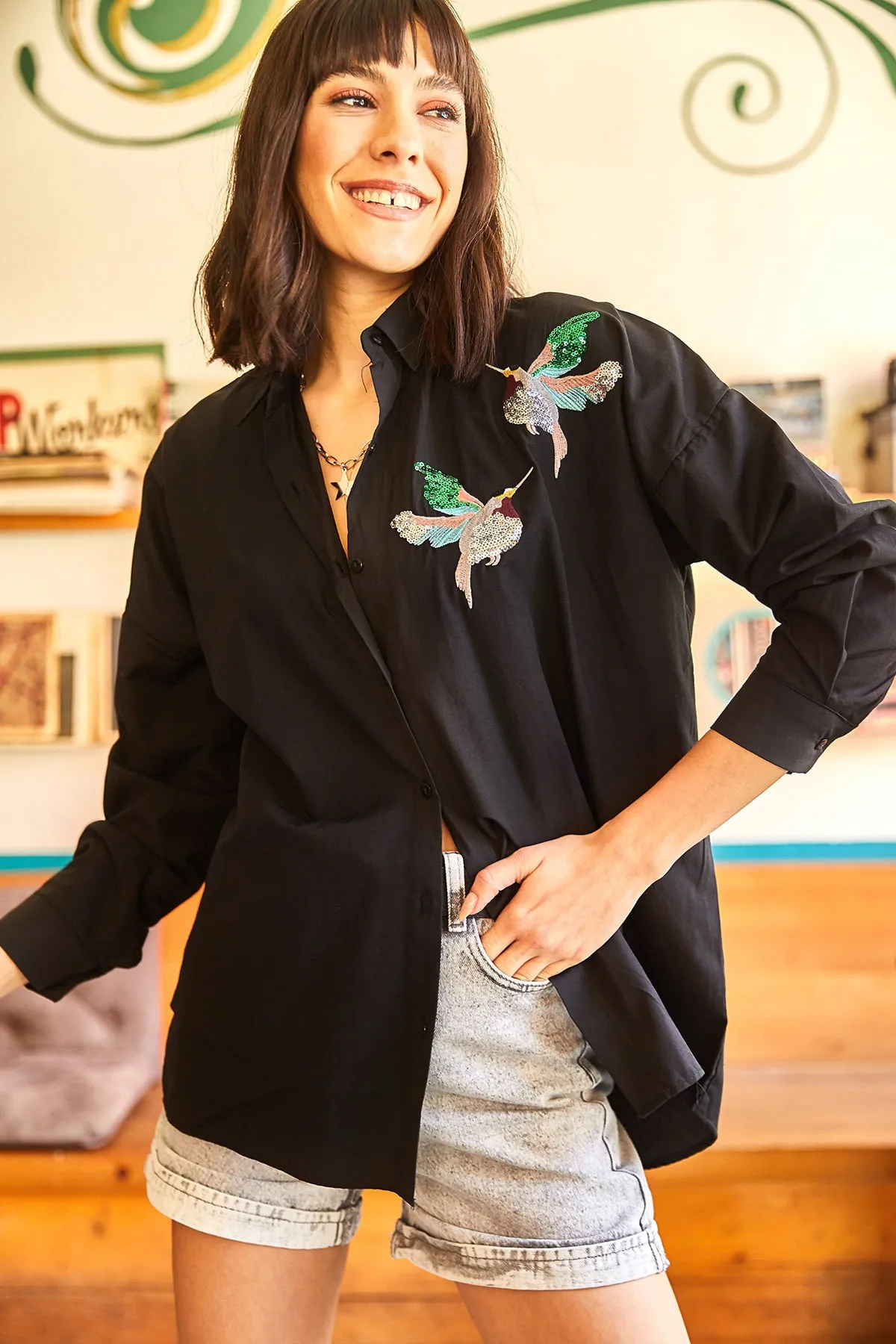 Olalook  Schwarzes gewebtes Boyfriend-Hemd mit Vogel-Paillettendetail für Damen GML-19000992