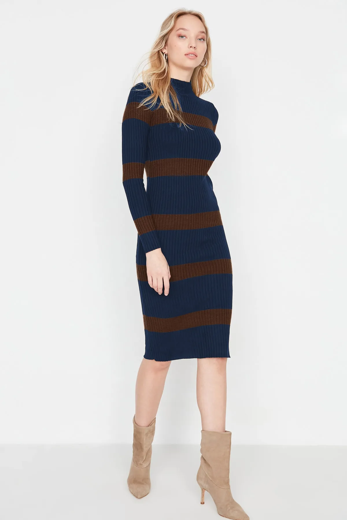 Trendyol Collection  Marineblau Marineblaues Midi-Strickkleid mit hohem Kragen TWOAW23EL00226 Kleid TWOAW23EL00226