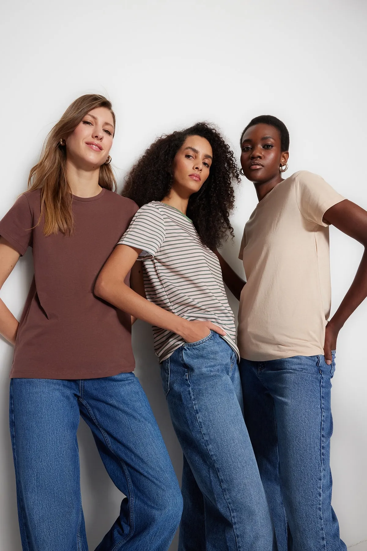 Trendyol Collection  Braun-Beige-Khaki gestreiftes 3er-Pack Basic-Strick-T-Shirt mit Rundhalsausschnitt TWOSS20TS0146