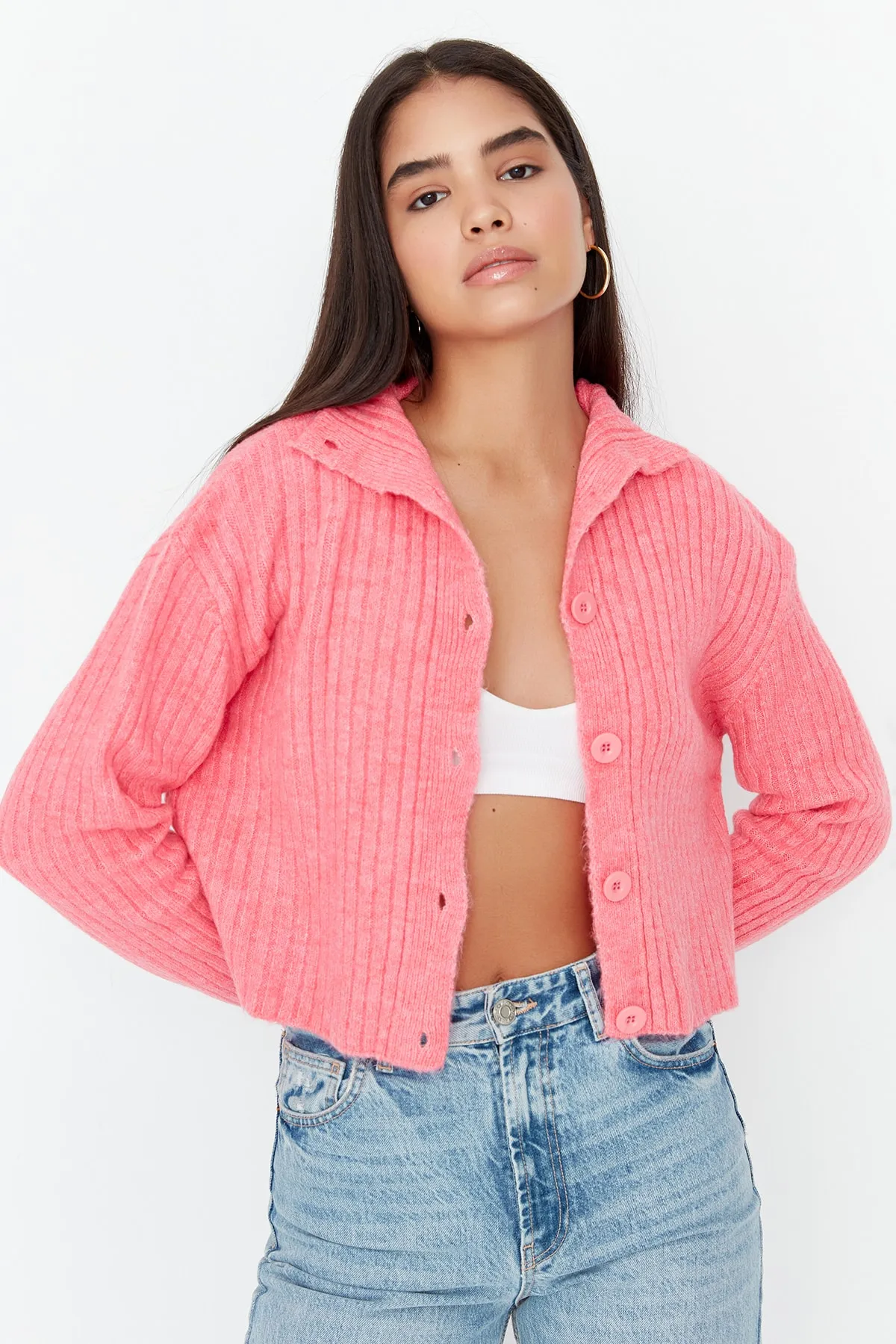 Trendyol Collection  Rosa, kurz geschnittene, weich strukturierte Strickjacke mit Stehkragen TWOAW22HI0174