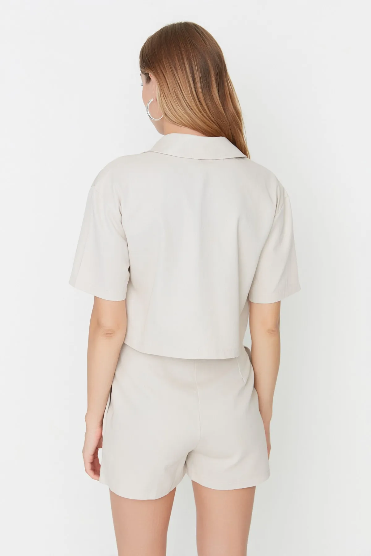 Trendyol Collection  Gewebtes Hemd mit Taschendetail in Stein – Kurzarm, normale Passform TWOSS22GO0654