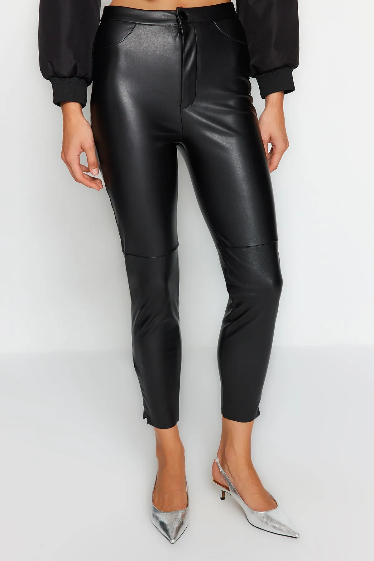 Trendyol Collection  Schwarze, innen hochgezogene Strickhose aus Kunstleder mit hohem Bund und schmaler Passform TWOAW24PL00102