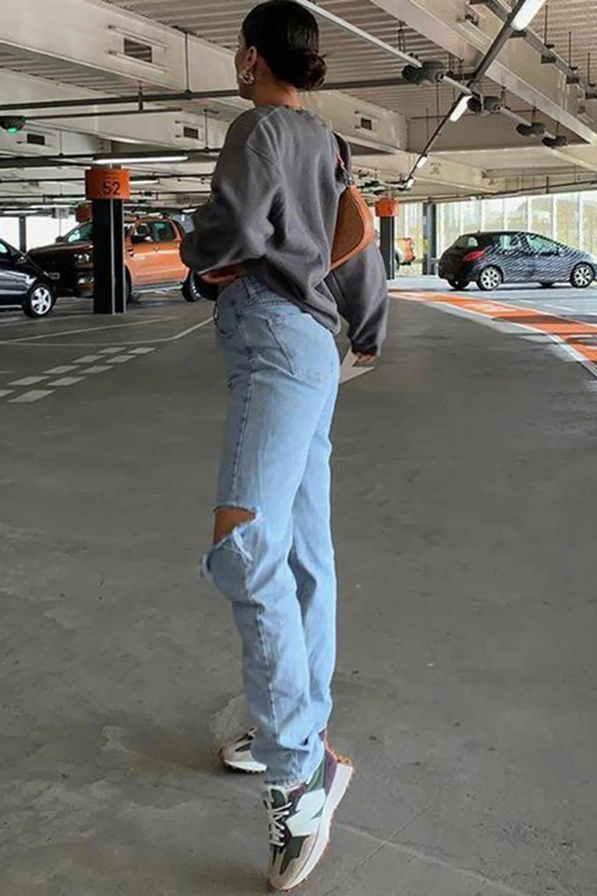 Madmext  Blaue Damenjeans mit zerrissenen Details in normaler Passform MG1184