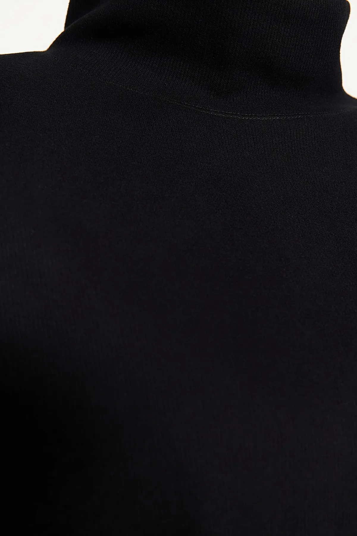 Trendyol Collection  Schwarze Strickbluse im Thessaloniki-/Strickwaren-Look, hoher Kragen, entspannte/bequeme Passform, niedrige Ärmel, TWOAW24BZ00092