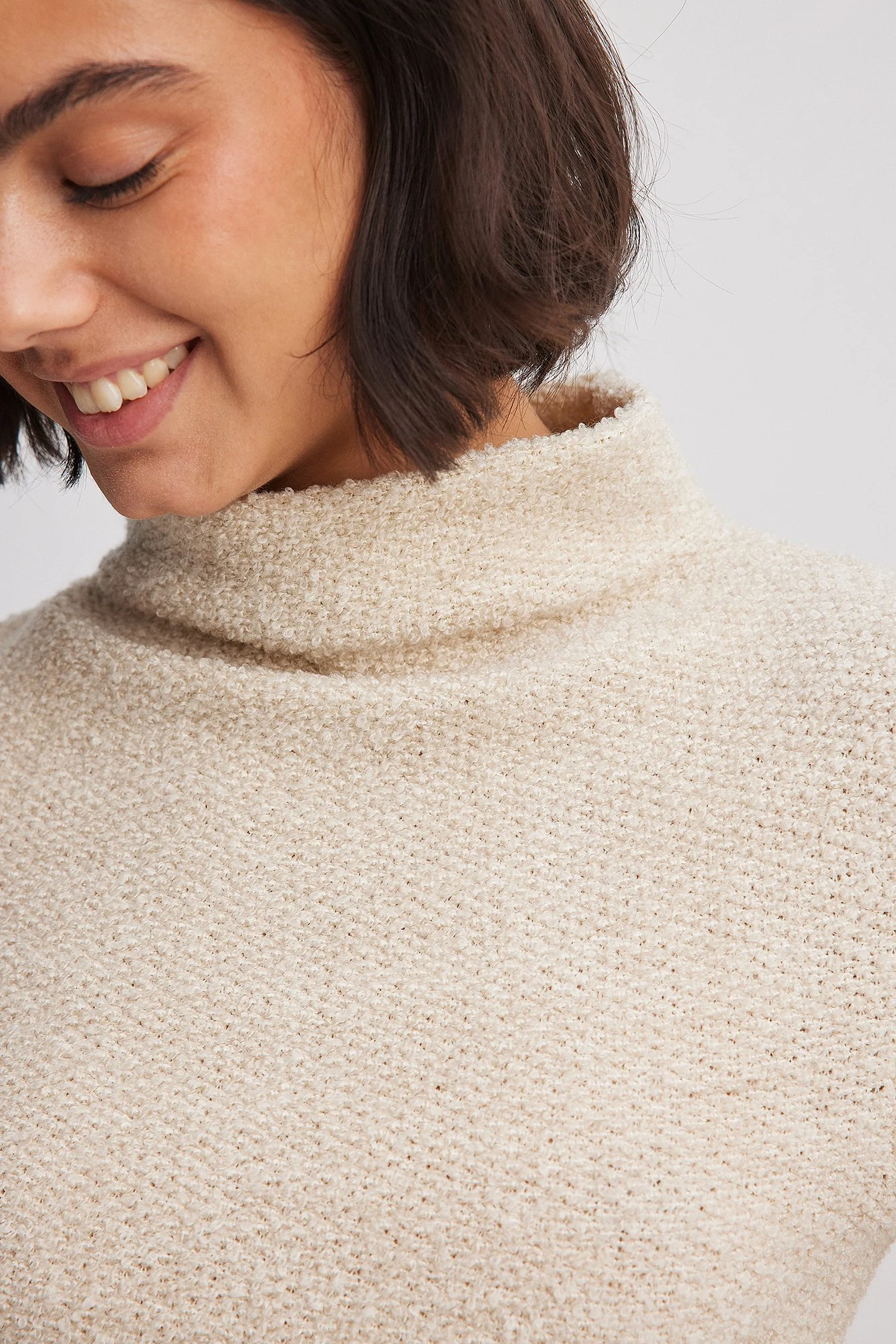 Strukturierter Pullover mit Trichterhalsausschnitt