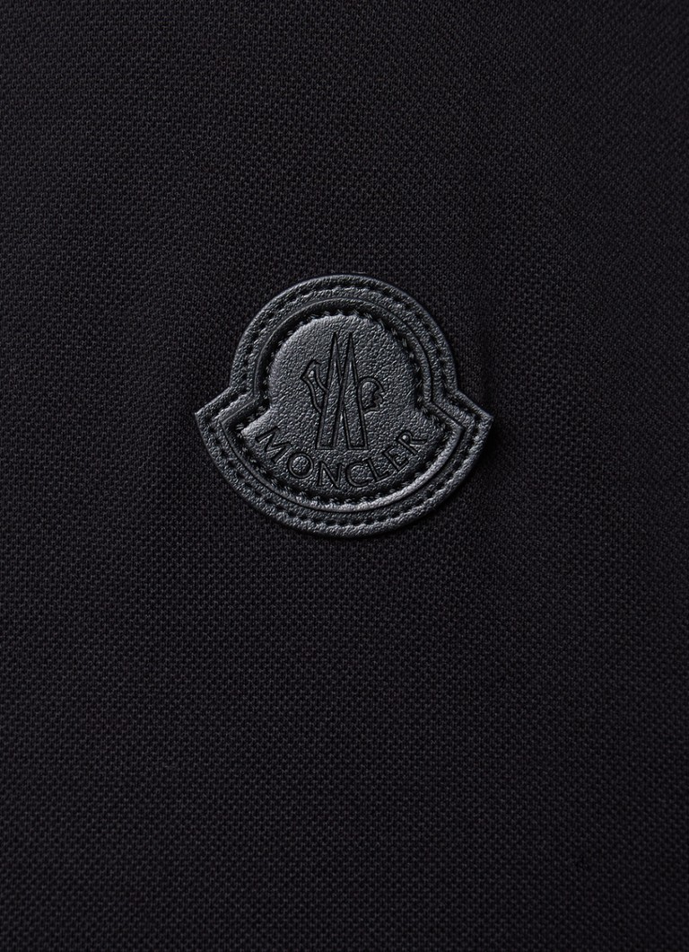 Tricou polo clasic Moncler din bumbac matlasat, cu închidere cu fermoar pe jumătate.
