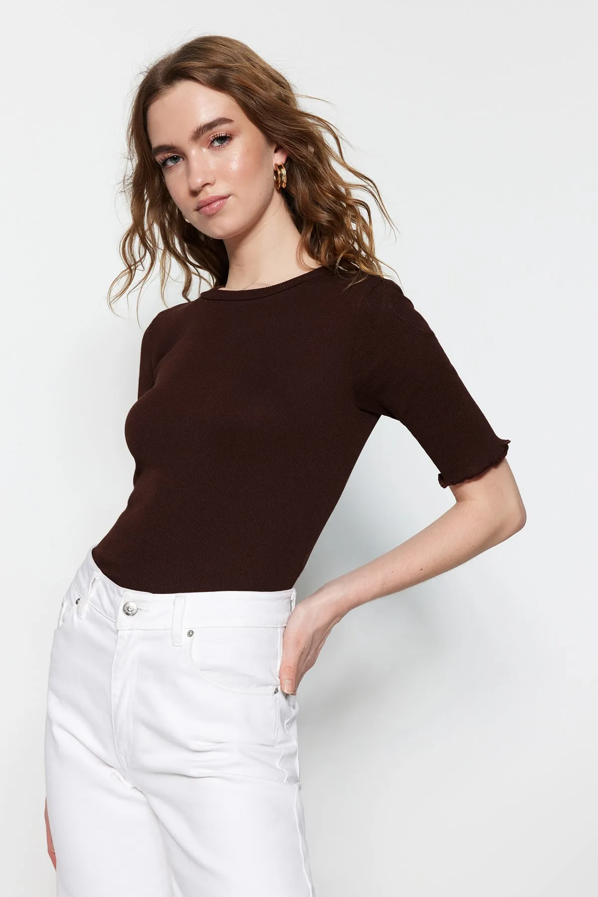 Trendyol Collection  Braune taillierte/taillierte Rundhals-Stretch-Strickbluse mit Kordelzug TWOSS23BZ00025