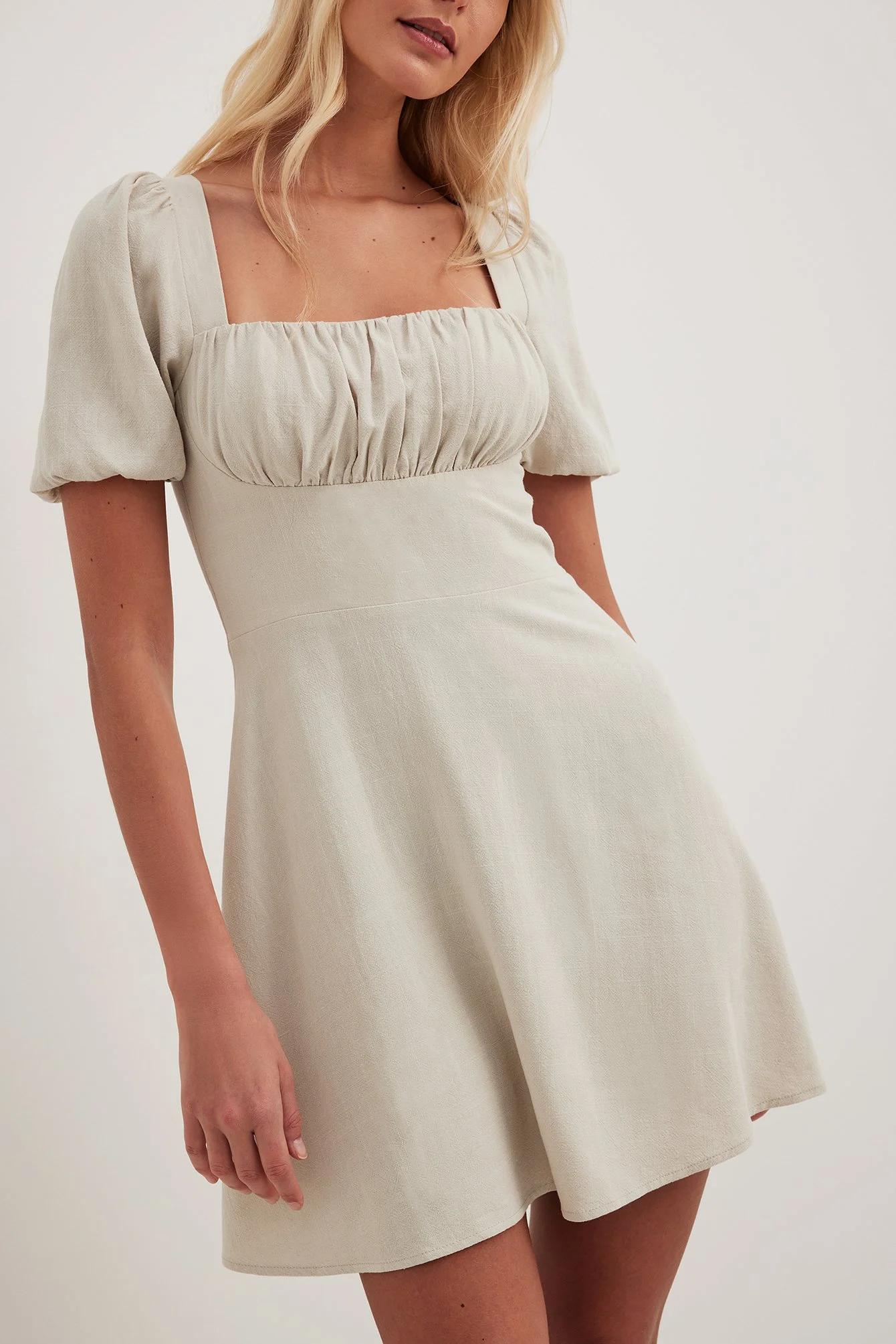 Minikleid mit Schnürung hinten und Puffärmeln