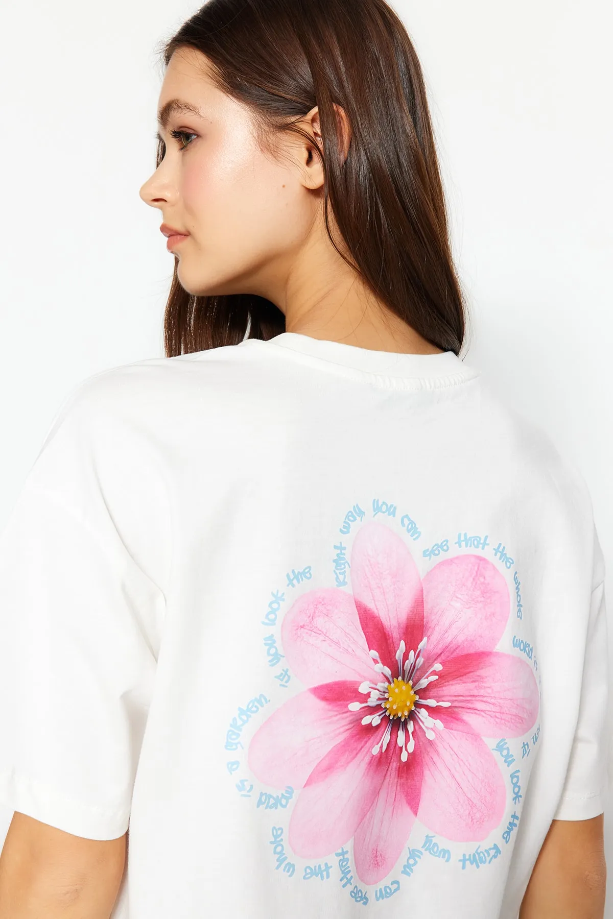 Trendyol Collection  Hochwertiges, ecrufarbenes Strick-T-Shirt aus 100 % Baumwolle mit Rückendruck, entspannter/weiter, entspannter Schnitt TWOSS23TS00374