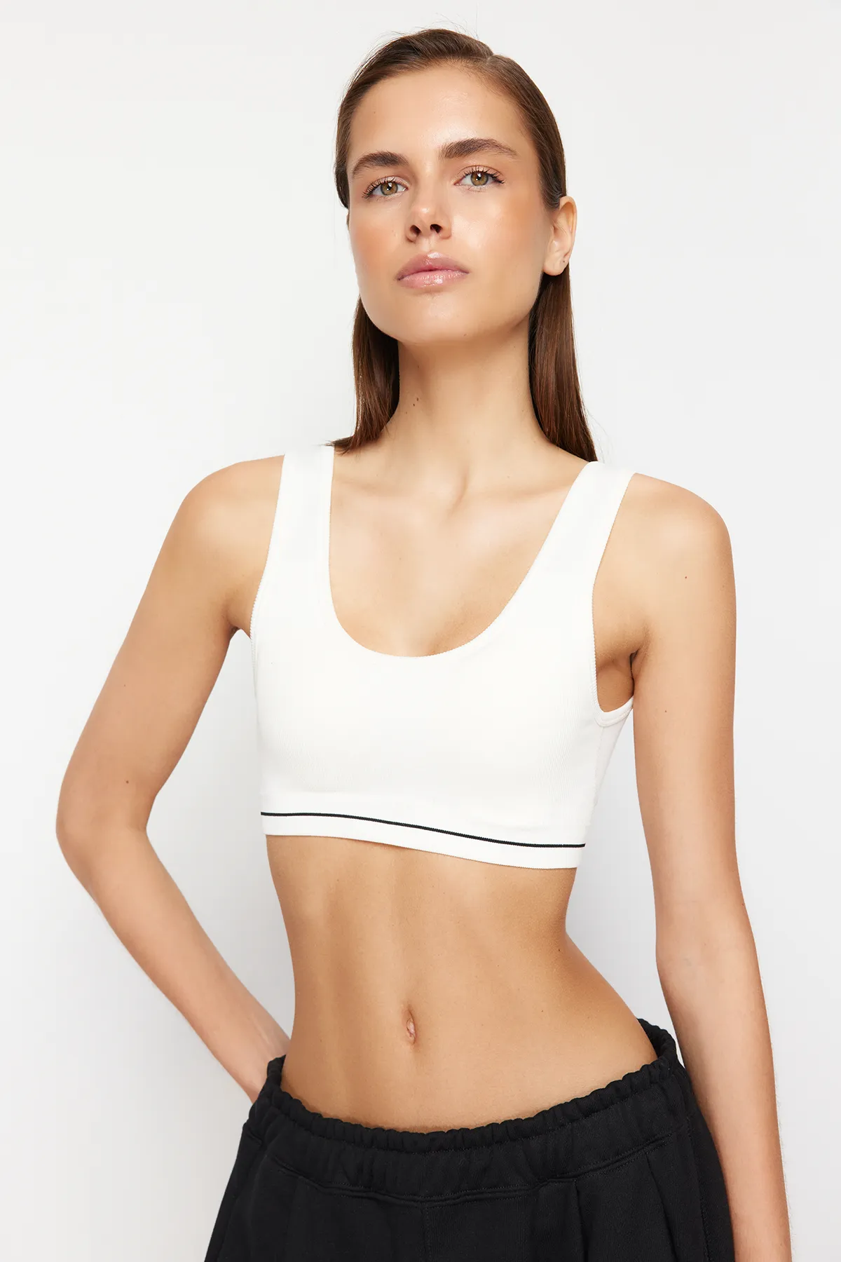 Trendyol Collection  Ecrufarbener nahtloser/nahtloser gestreifter bügelloser Bralette-Strick-BH THMSS24SU00049