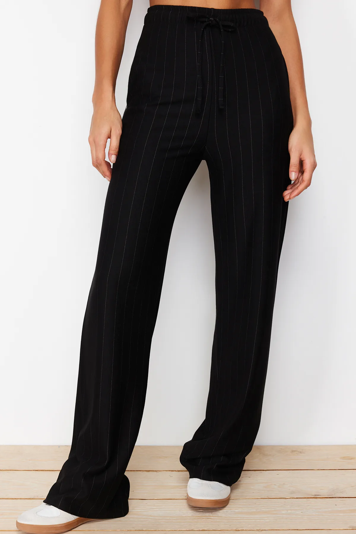Trendyol Collection  Schwarze, dick gestreifte, gerade/gerade geschnittene Stretchhose TWOSS24PL00072