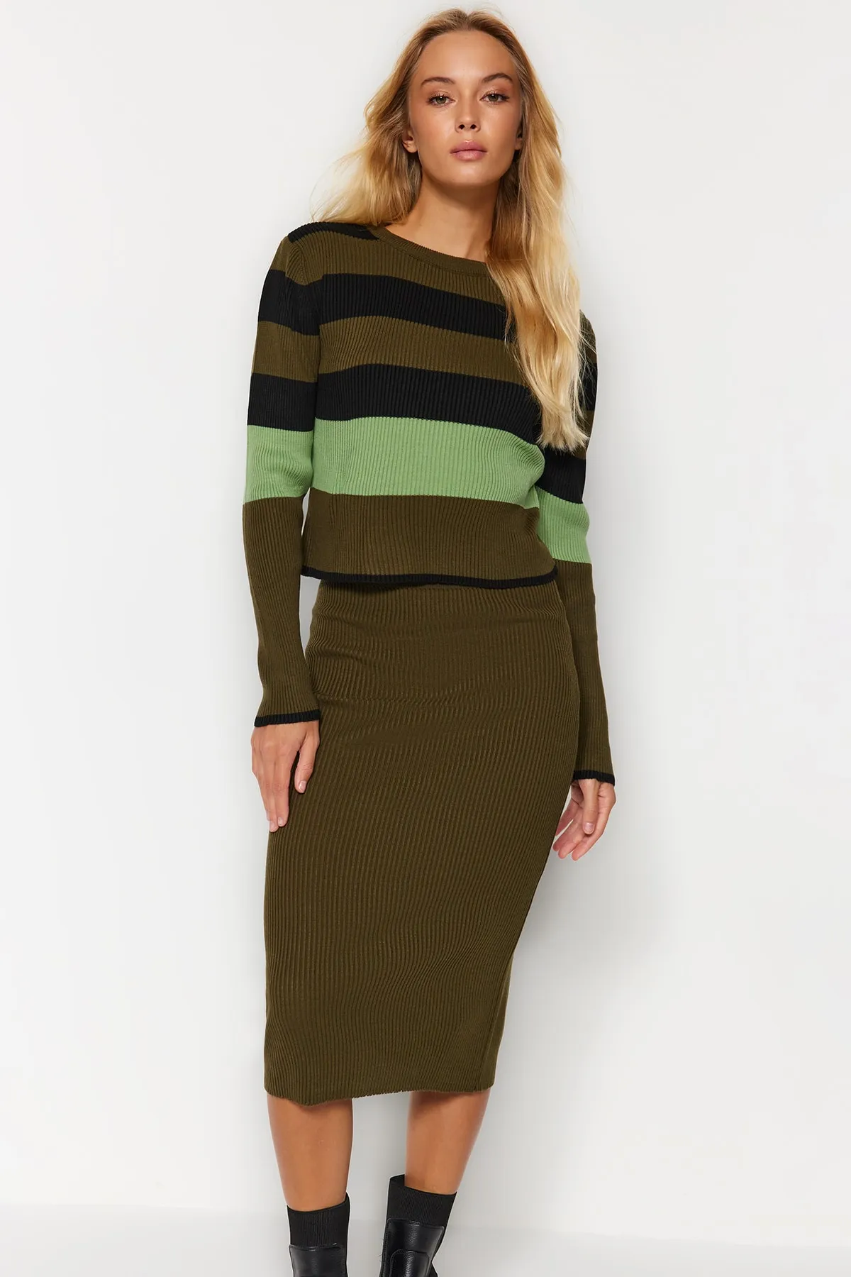 Trendyol Collection  Khakifarbenes Strickoberteil und -unterteil im Blockfarbendesign TWOAW24AU00104