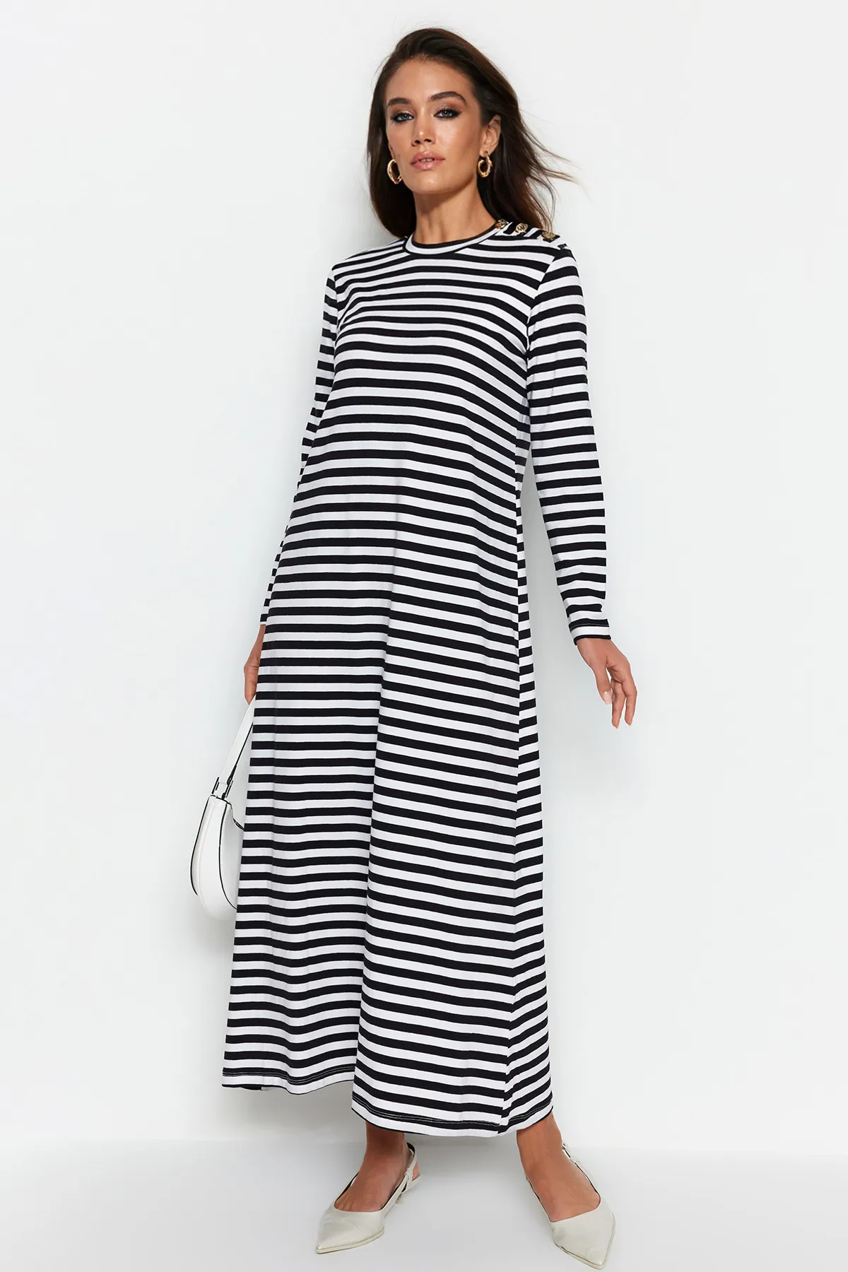 Trendyol Modest  Weißes Strickkleid mit Knopfleiste an der Schulter TCTSS23EB00291
