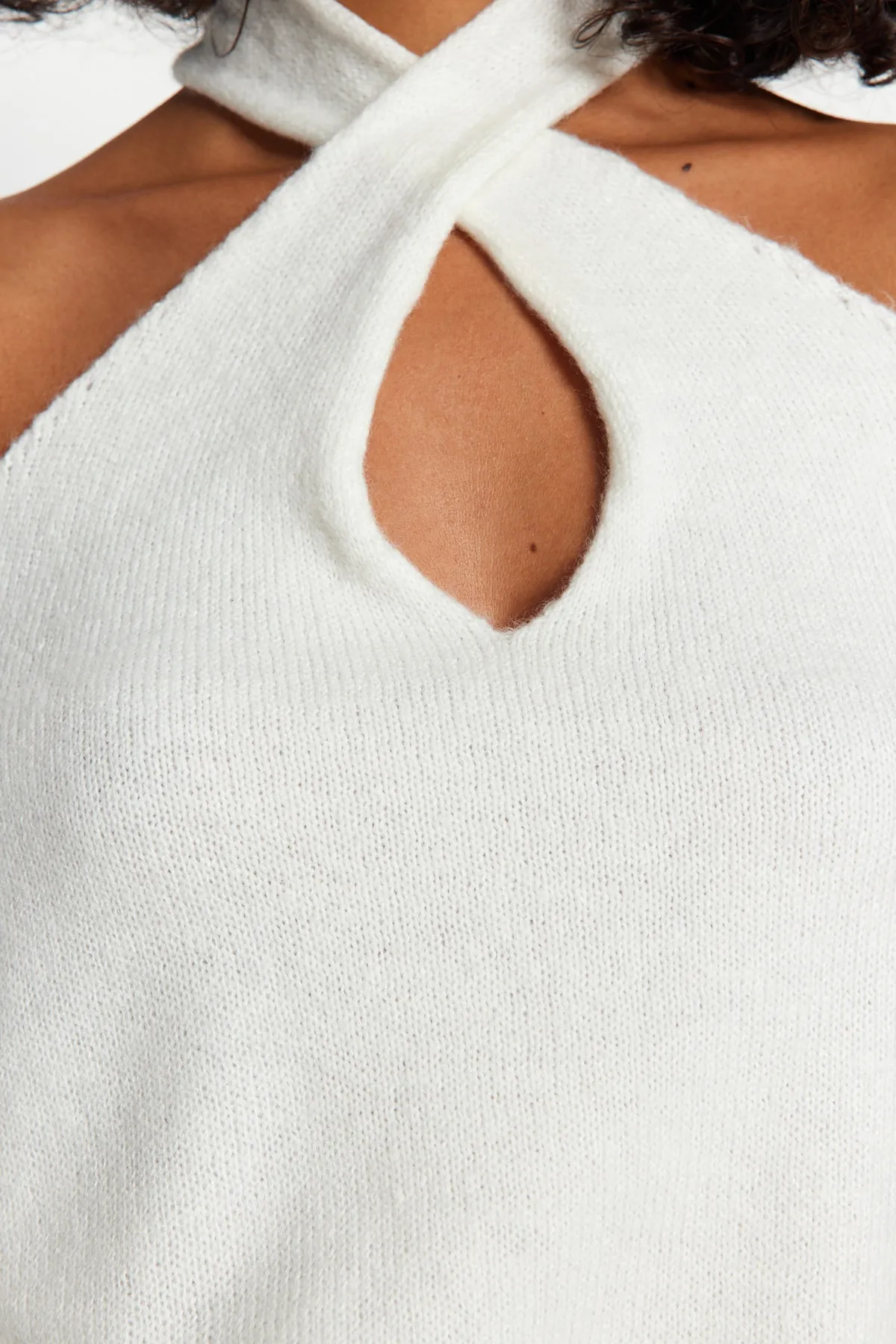 Trendyol Collection  Ecrufarbener Strickpullover mit weicher Struktur und Fenster/Cut-Outs TWOAW24KZ00166