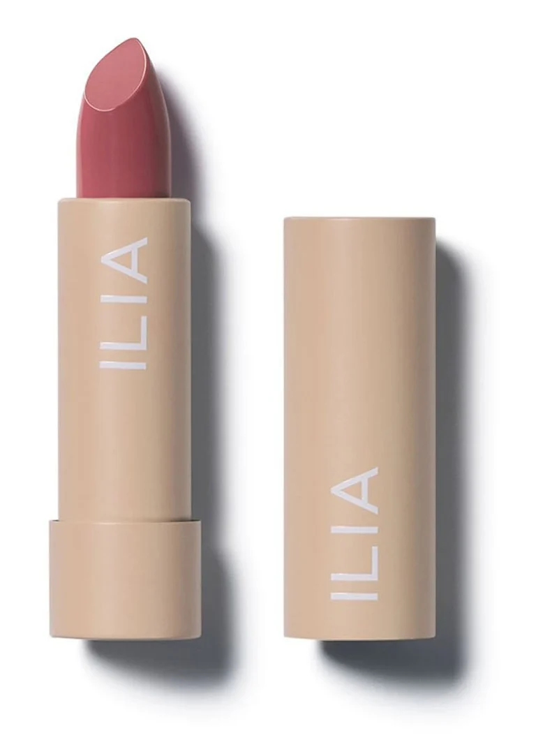 Un ruj îndrăzneț, de culoare bloc, de la ILIA Beauty