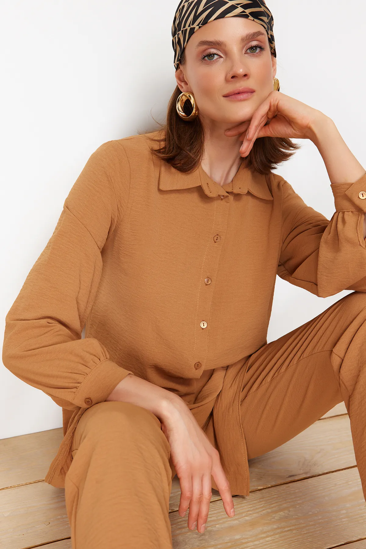 Trendyol Modest  Dunkelbeiges gewebtes Hemd-Hosen-Set mit Ärmeldetails TCTSS21AU0241