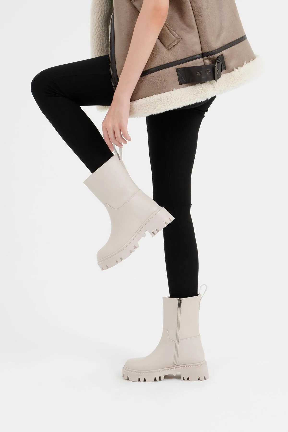 CZ London  Damenstiefel ohne Schnürsenkel, flaches, langes Modell mit gezahnter Sohle