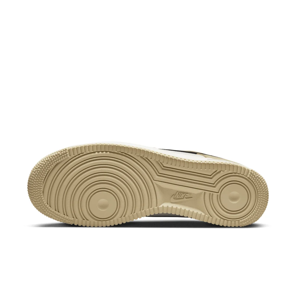 Nike Air Force 1 07 LX DV7186-700 / schwarz