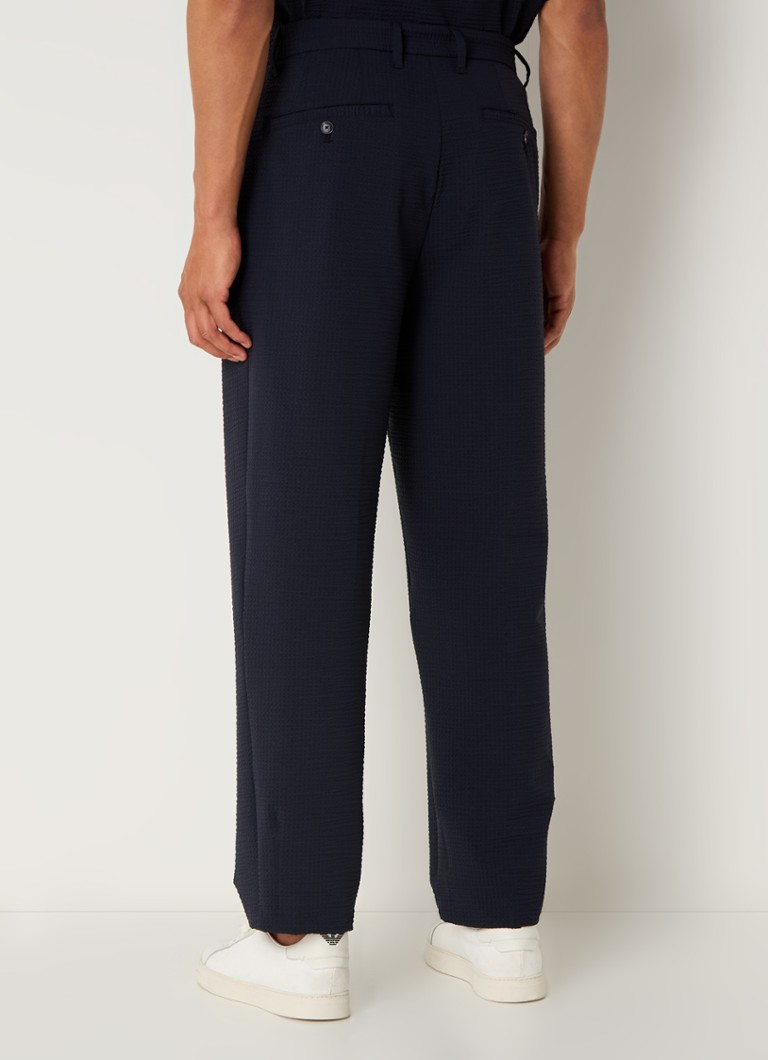 Pantaloni chino până la gleznă de la Emporio Armani, cu croială lejeră și mulată și buzunare laterale.