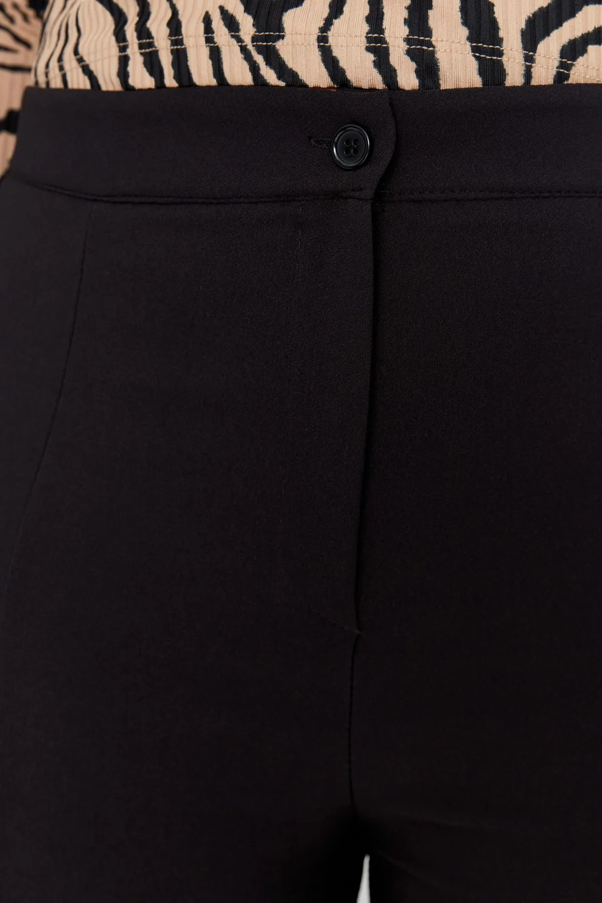 Trendyol Curve  Schwarze gewebte Hose mit weitem Bein und Schlitzdetail TBBAW23AR00008