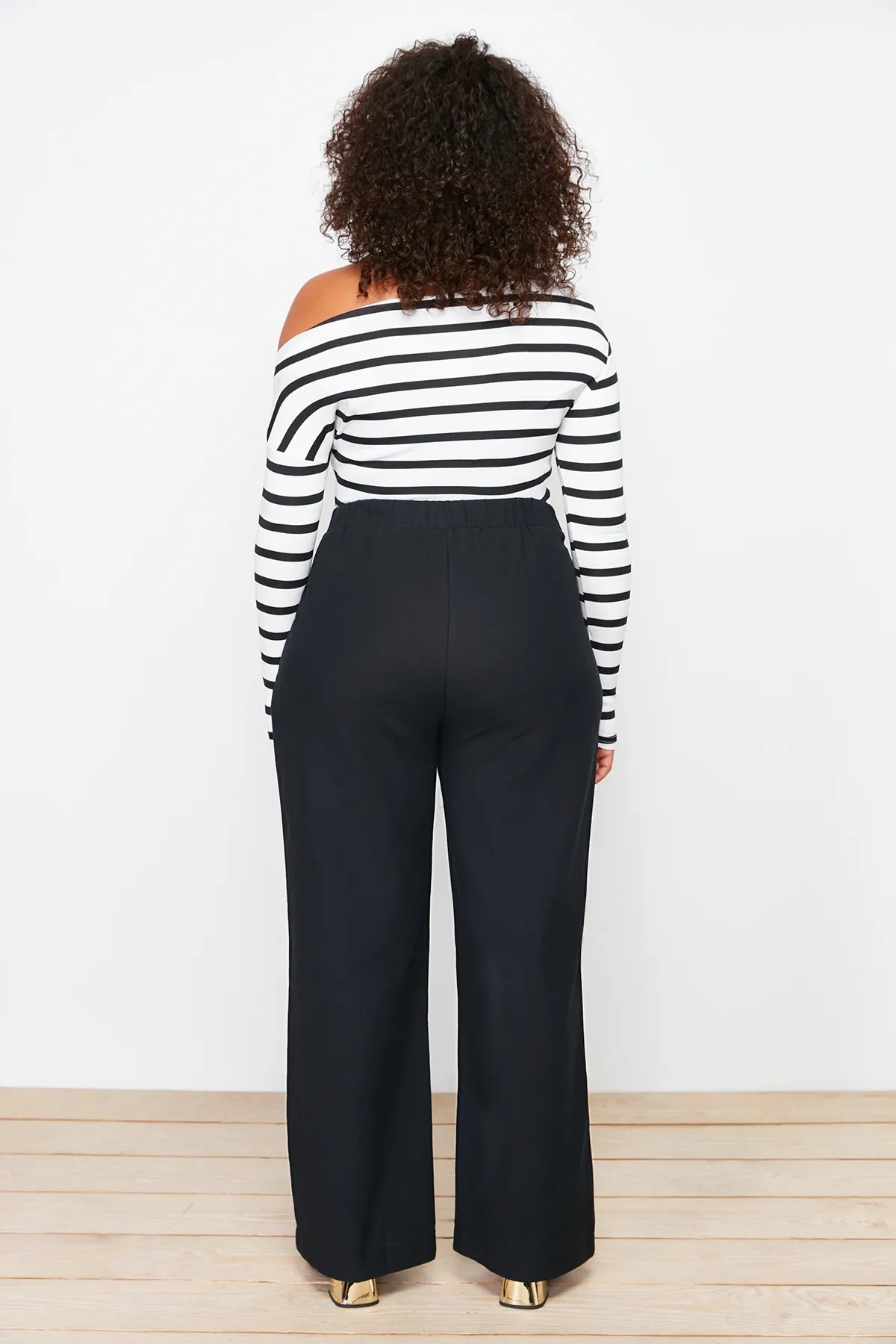 Trendyol Curve  Schwarze Webhose mit hoher Taille und weitem Bein TBBSS24AR00022