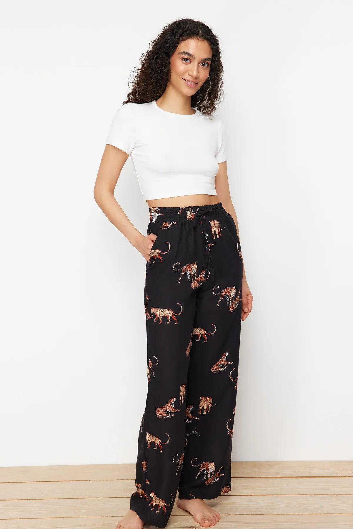 Trendyol Collection  Schwarze Pyjamahose aus Viskosegewebe mit Tiermuster THMSS24PJ00031