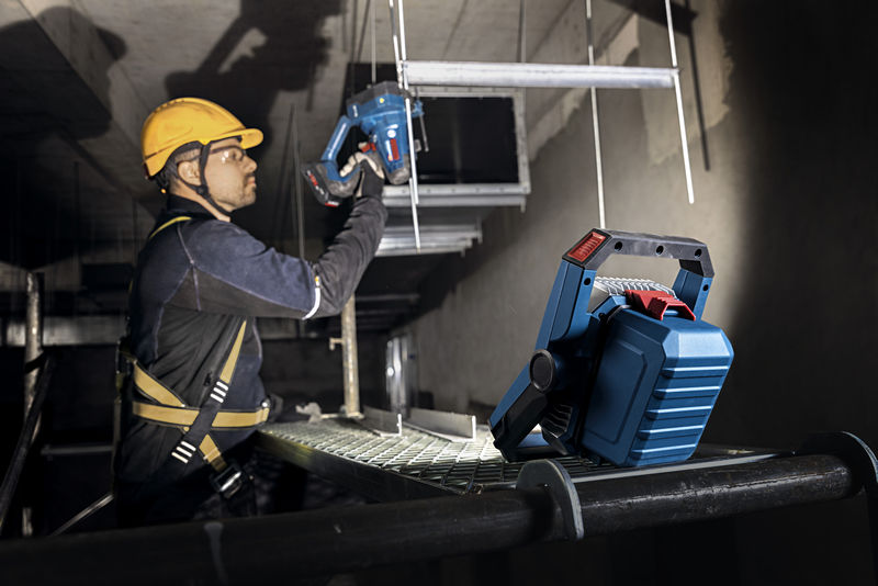 Bosch Blue 06014A8100 GLI18V-3000 Langaton rakennusvalaisin ilman akkua ja laturia laatikossa