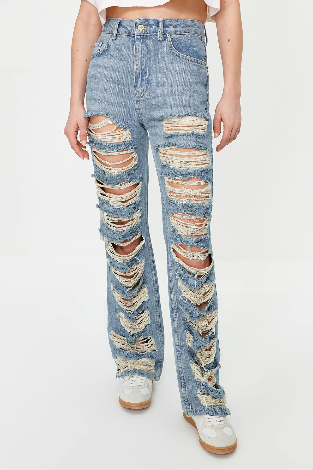 Trendyol Collection  Blaue zerrissene Jeans mit weitem Bein und hoher Taille TWOSS24JE00015