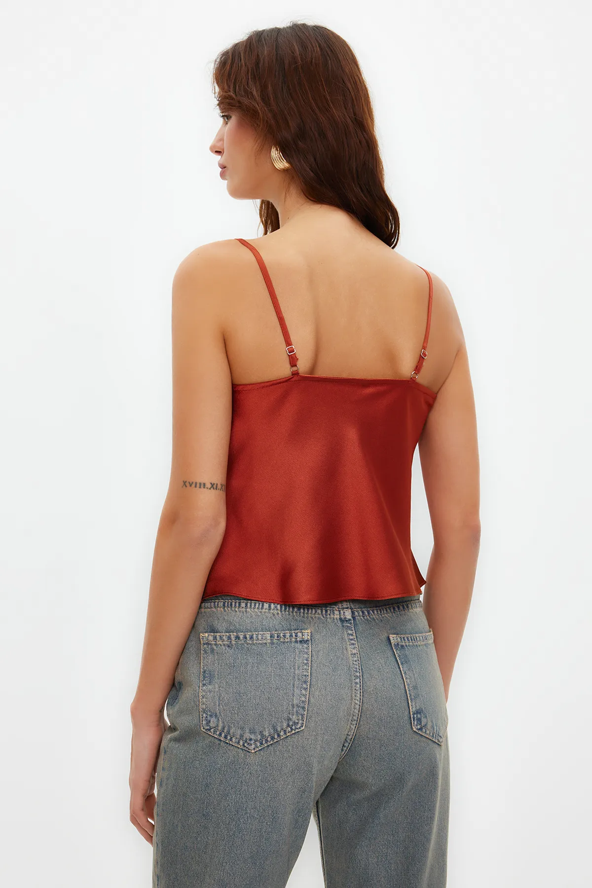 Trendyol Collection  Bluse aus gewebtem Satin mit Kachelriemen und Spitzenkragen TWOSS19BB0161