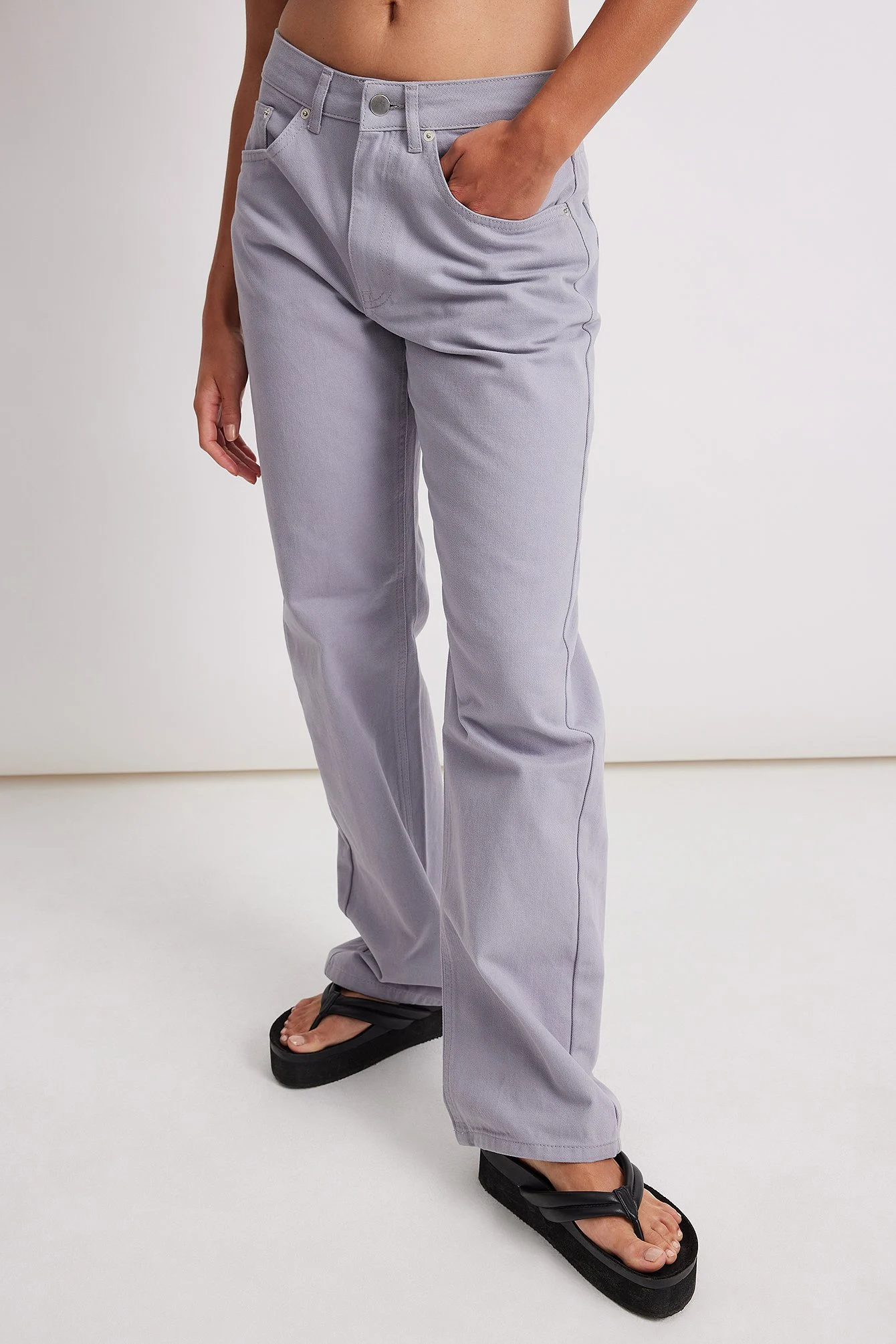 Niedrige Jeans mit weiten Beinen
