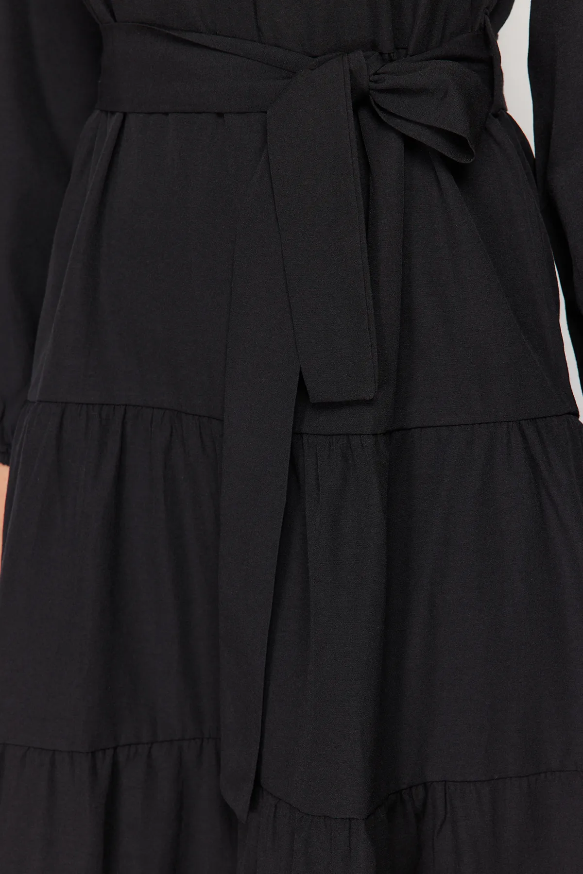 Trendyol Modest  Schwarzes gewebtes Kleid mit Gürtel, Chief-Kragen und Knopfdetail TCTSS21EL3343