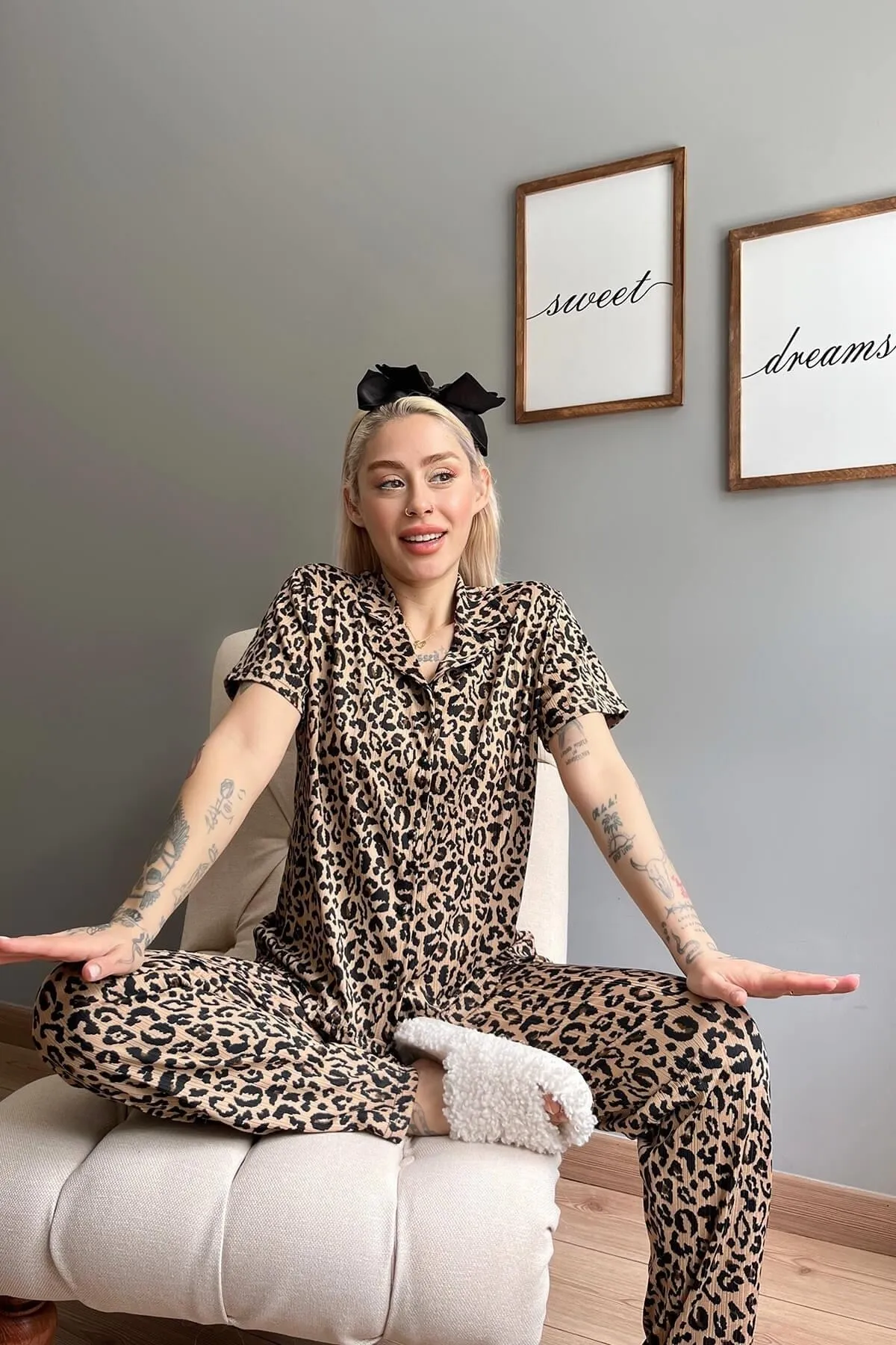 Pijamaevi  Kurzarm-Damenpyjama mit Leopardenmuster und gestrickter Vorderseite mit Knöpfen