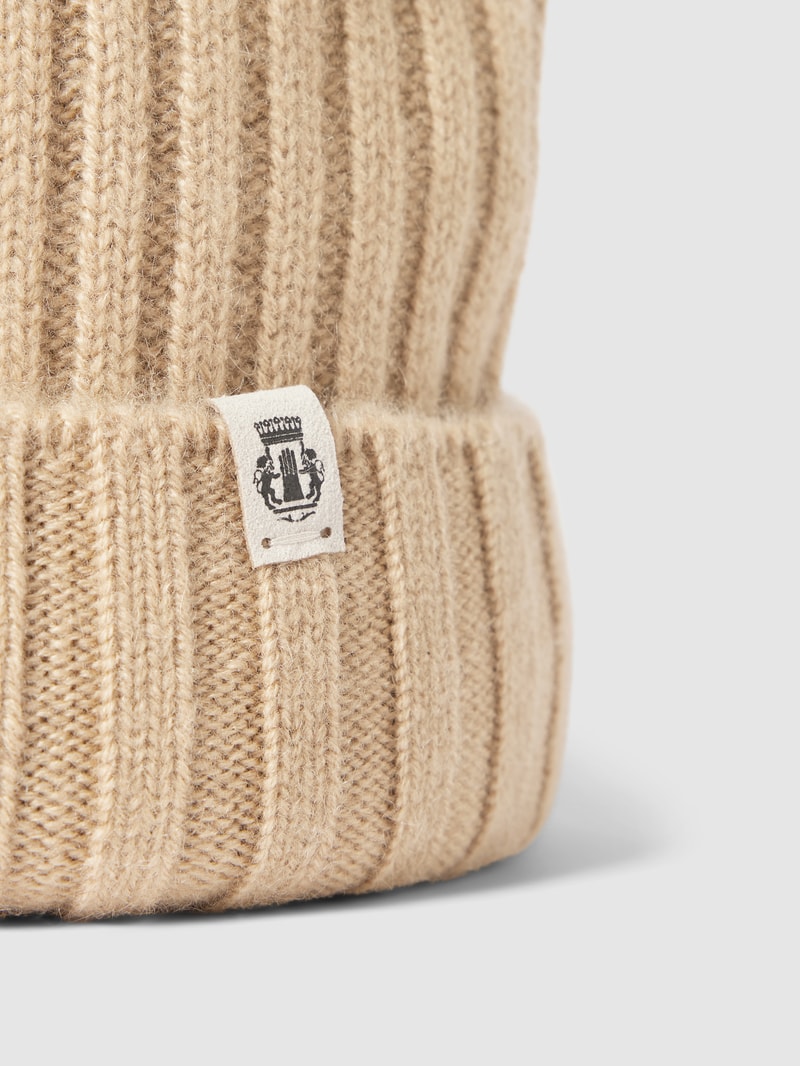 Beanie mit Label-Detail in camel