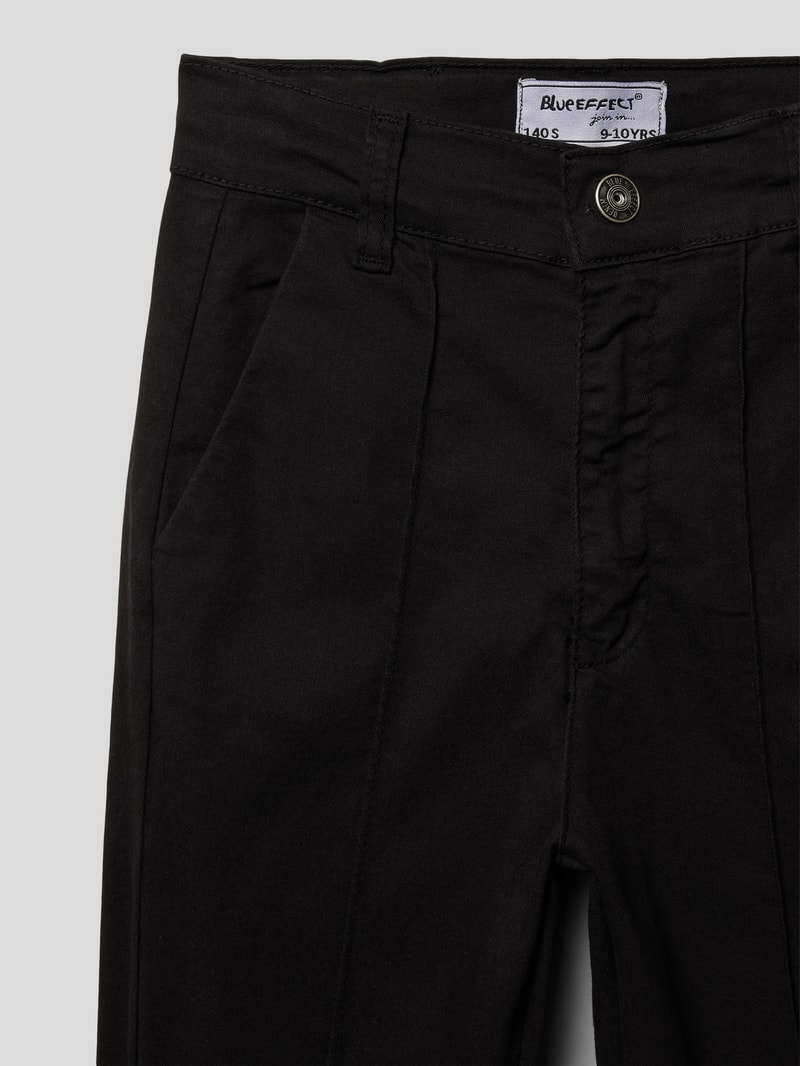 Slim Fit Flared Stoffhose mit Eingrifftaschen in schwarz