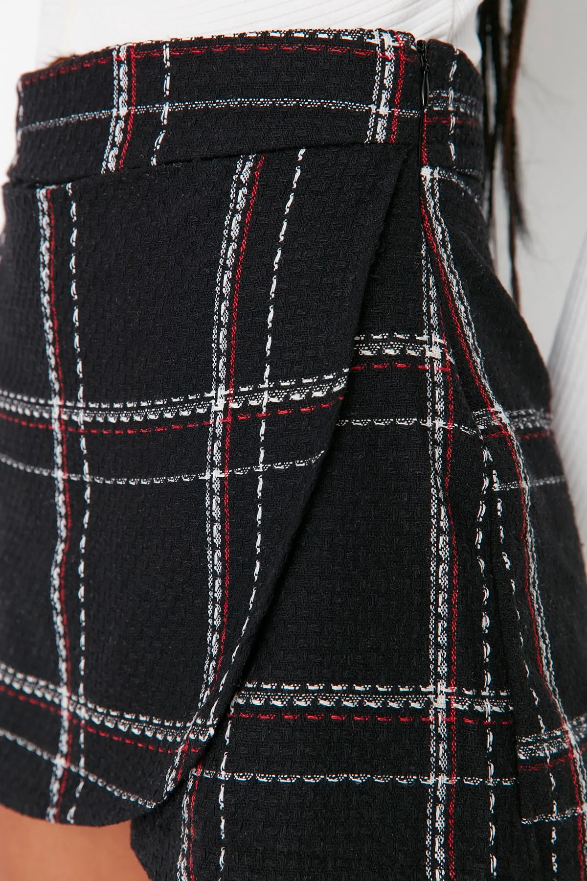 Trendyol Collection  Schwarzer Shorts-Rock aus gewebtem Tweed mit Karomuster TWOAW23SR00017