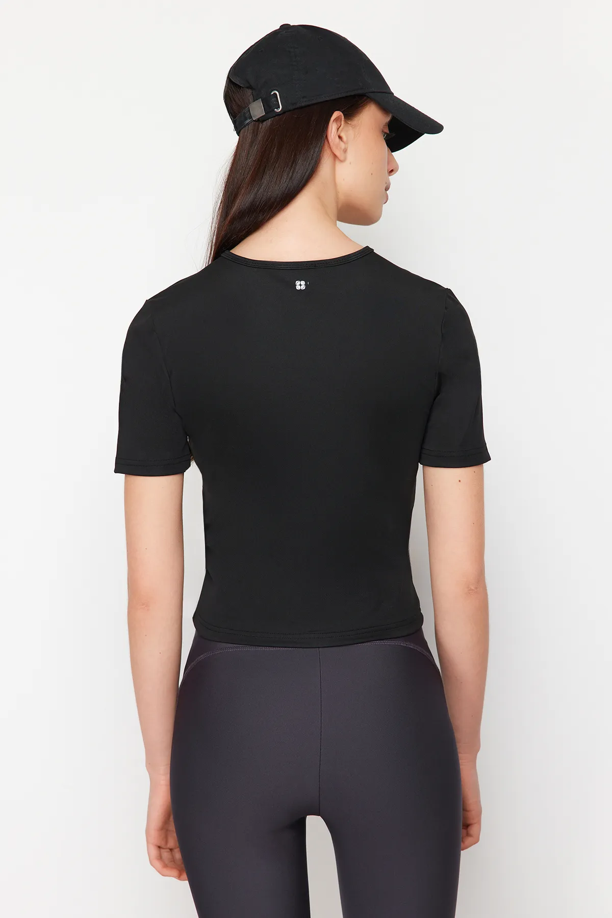 Trendyol Collection  Schwarzes, dünnes Ektra-Gewebe, Rundhalsausschnitt, gestricktes Sport-Top/Bluse THMSS24BZ00008