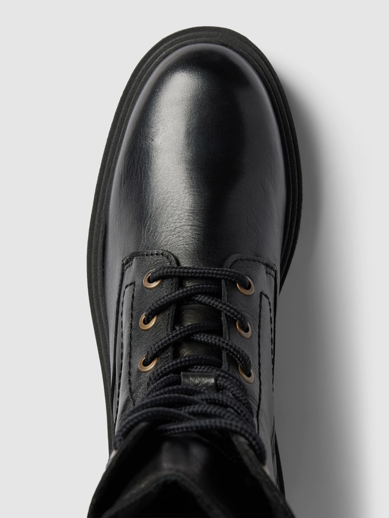 Boots mit Schnürung und profilierter Sohle in schwarz