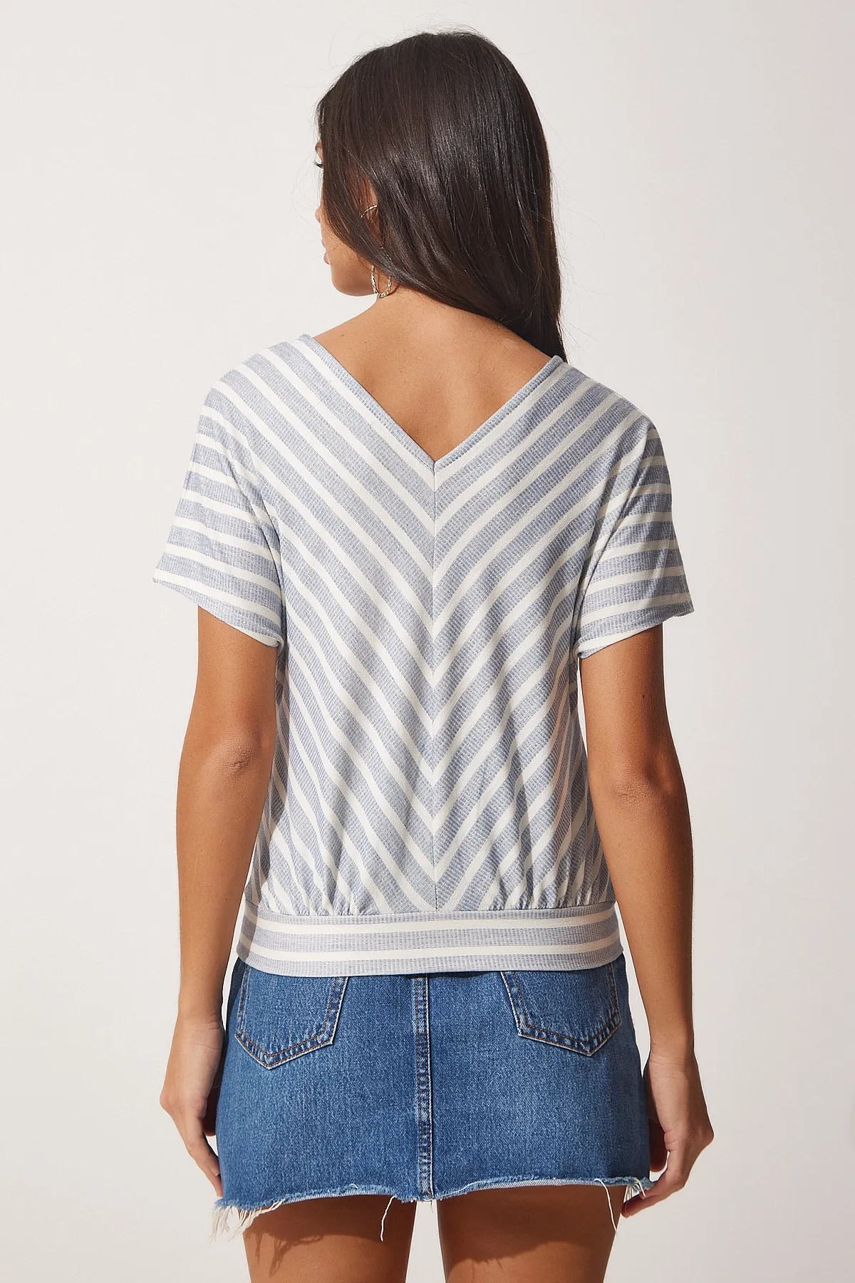 Happiness İstanbul  Hellblau-weiß gestreifte Strickbluse mit V-Ausschnitt für Damen WF00026