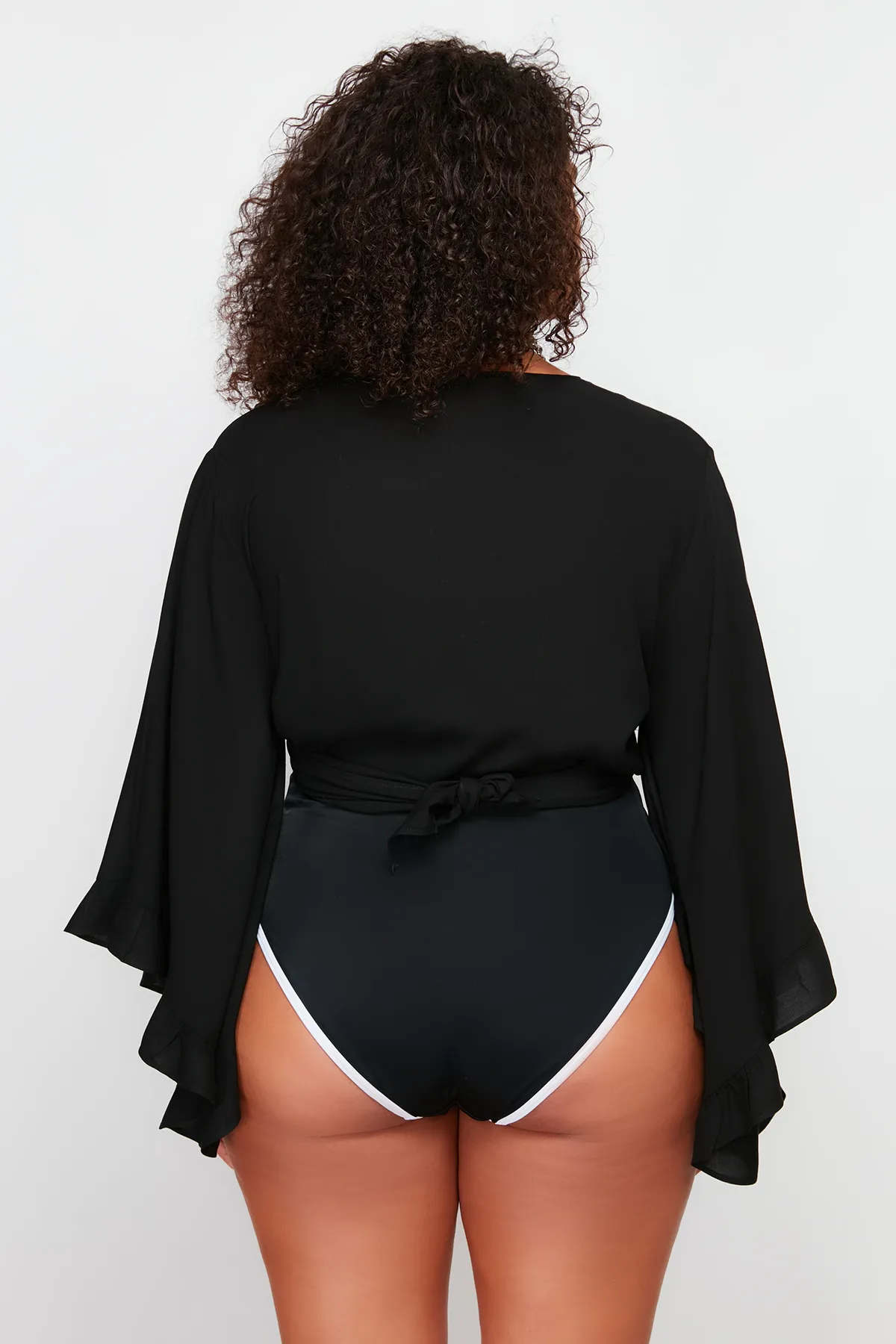 Trendyol Curve  Schwarze kurze Bluse mit gewebtem Volant TBBSS24AF00071