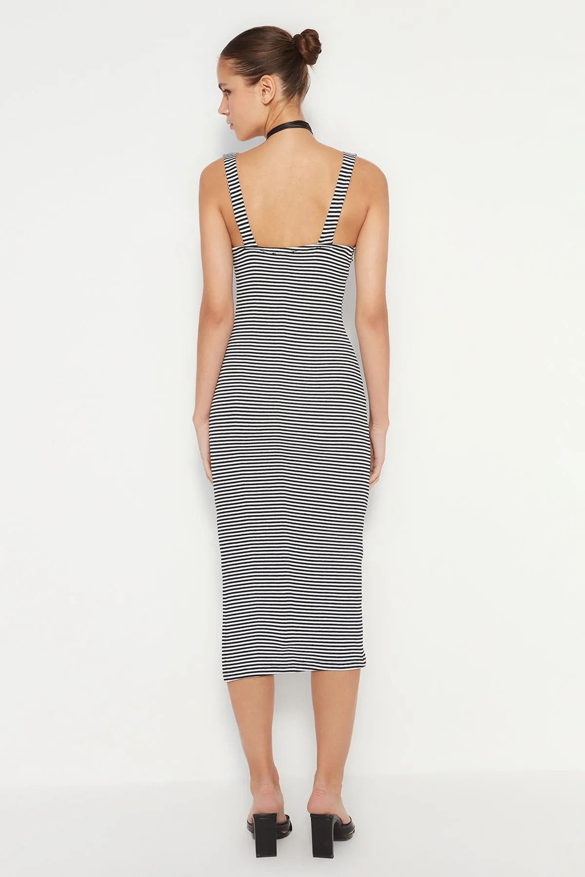 Trendyol Collection  Schwarz gestreiftes, tailliertes, geripptes, dehnbares Midi-Strickkleid mit Pool-Ausschnitt TWOSS23EL00370