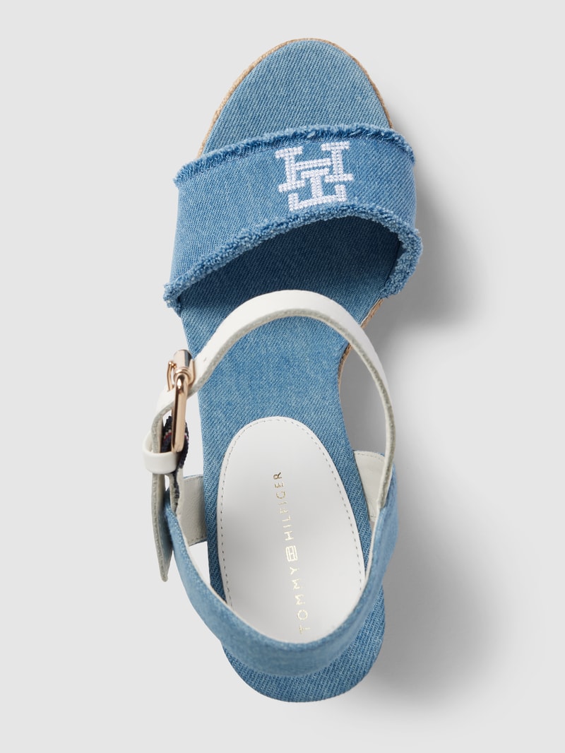 Wedges mit Label-Detail in jeans