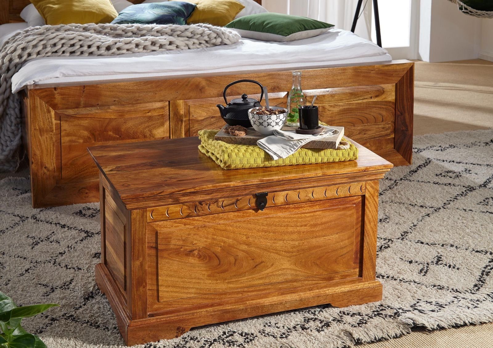 Massivmoebel24 Truhe OXFORD (Holztruhe, Holzkiste mit Deckel, Aufbewahrungstruhe für Stauraum aus Massivholz, Urige Truhe im Landhausstil mit viel Stauraum, braun lackiert 90x50x50 Akazie montiert), Klavierbeschläge;Metallleisten mit Noppen;Urtümlich