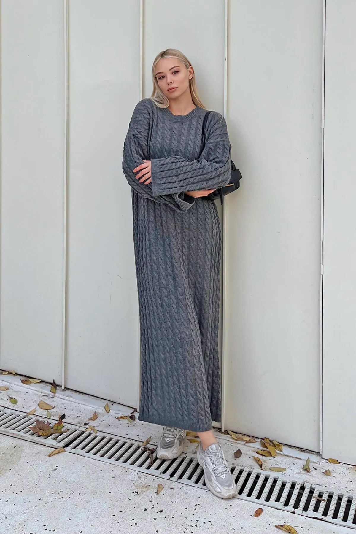 Swist  Geräuchertes Rundhals-Midikleid aus geflochtener Strickware für Damen