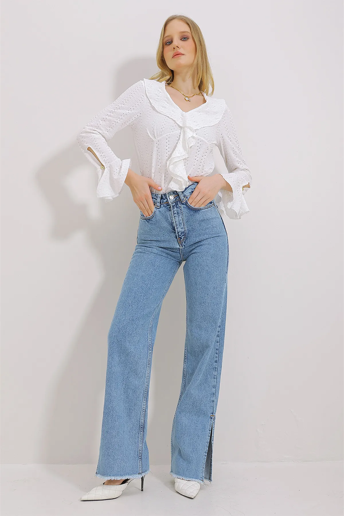 Trend Alaçatı Stili  Blaue Damen-Jeanshose mit hoher Taille und seitlichem Schlitz und weitem Bein ALC-X11472