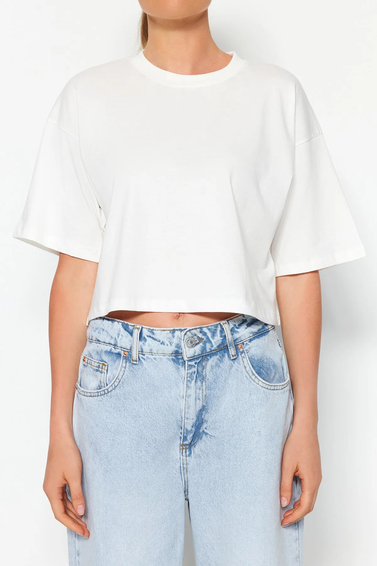 Trendyol Collection  Hochwertiges, kurz geschnittenes Strick-T-Shirt aus 100 % ecrufarbener Baumwolle TWOSS23TS00038