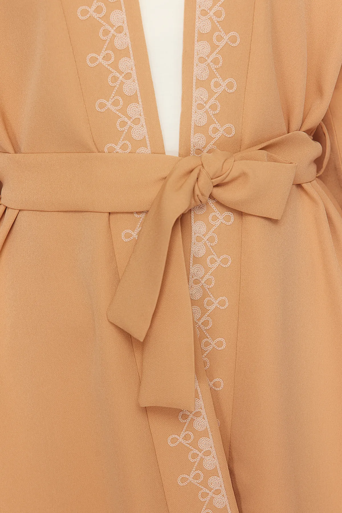 Trendyol Modest  Kamelfarbene, gewebte Tasse mit Stickerei & Ferace & Kimono TCTSS24KF00018