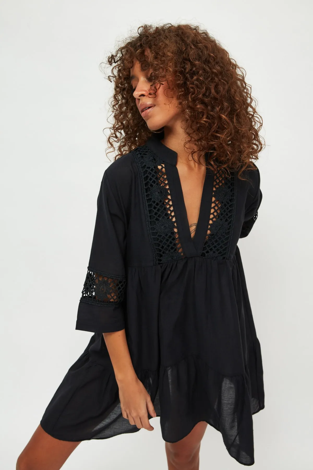 Trendyol Collection  Schwarzes Mini-Strandkleid aus 100 % Baumwolle mit gewebter Spitze und Details TBESS20EL0854