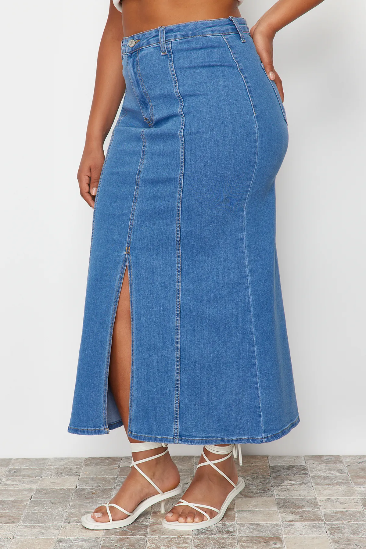 Trendyol Curve  Blauer Midi-Jeansrock mit Schlitz vorne und detailliertem Detail TBBSS24AZ00011